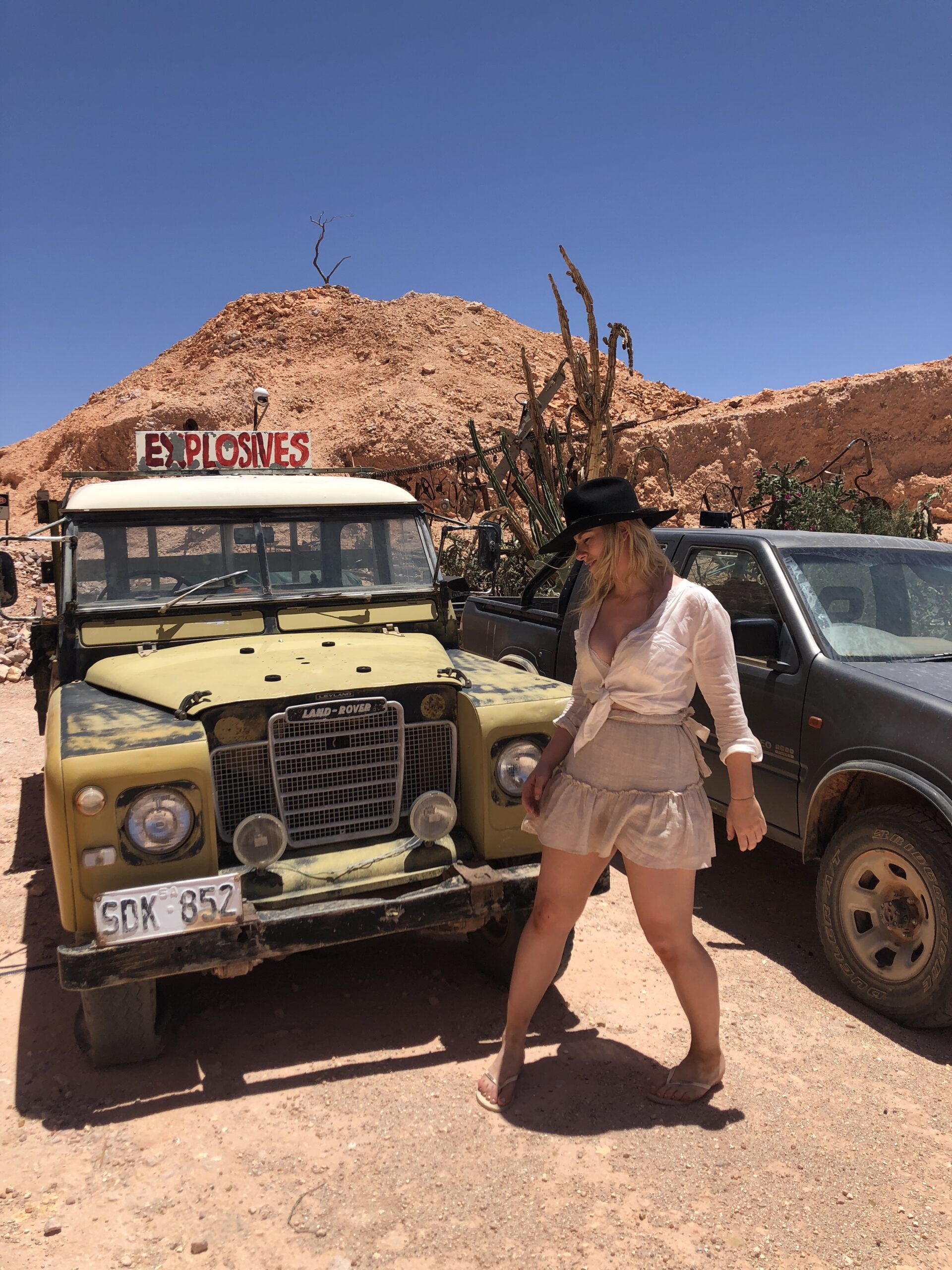 crocodile harry's house coober pedy australia travel - cave house with dynamite