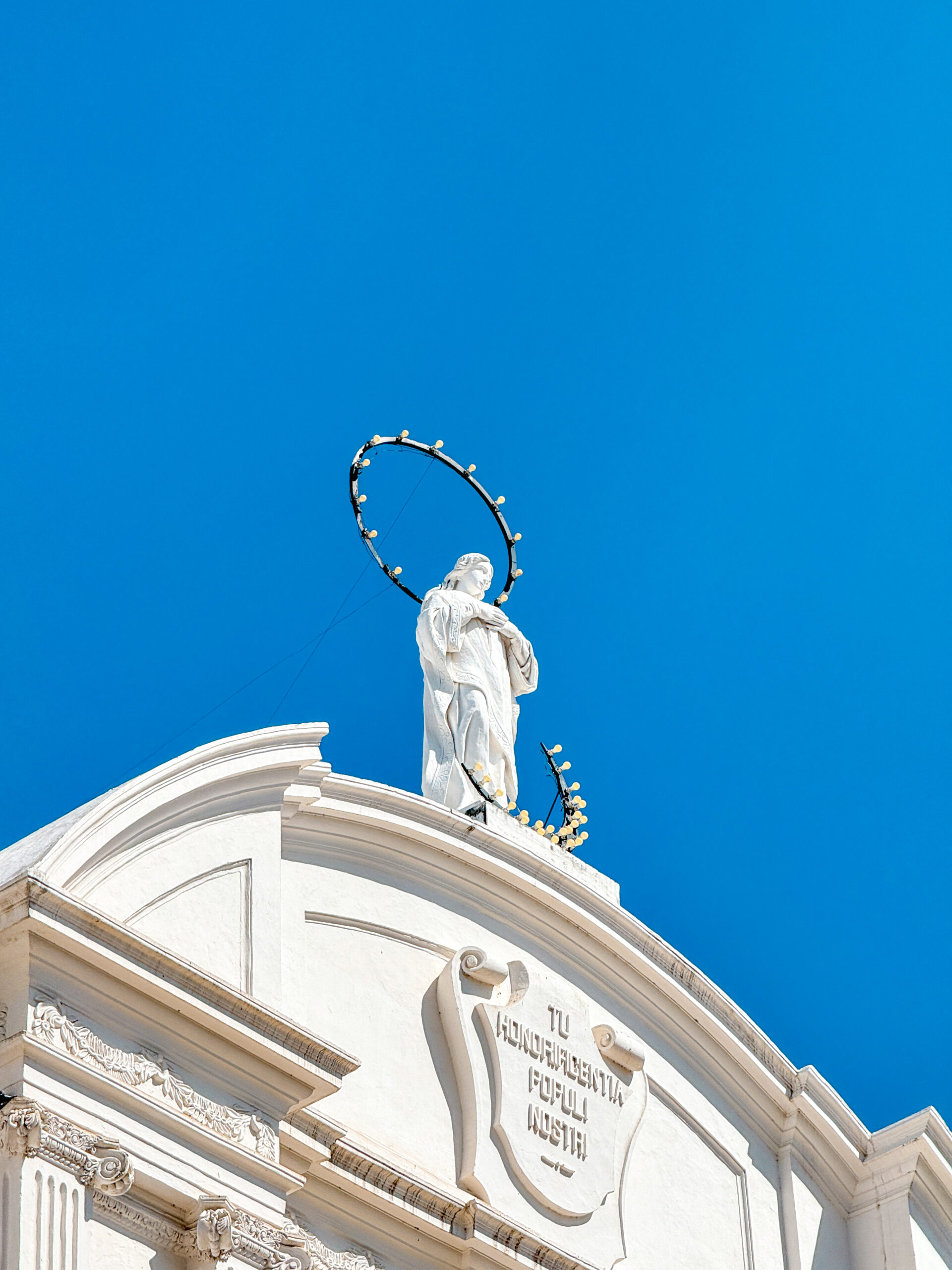 Leon nicaragua travel guides statue and church